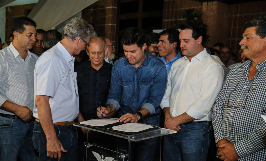 O governador Carlos Massa Ratinho Junior assina ato que instala o Governo na Expolondrina nesta quarta-feira (10). Londrina, 10/04/2019 - Foto: Geraldo Bubniak/ANPr