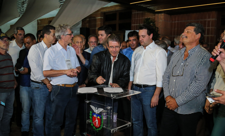 O governador Carlos Massa Ratinho Junior assina ato que instala o Governo na Expolondrina nesta quarta-feira (10). Londrina, 10/04/2019 - Foto: Geraldo Bubniak/ANPr