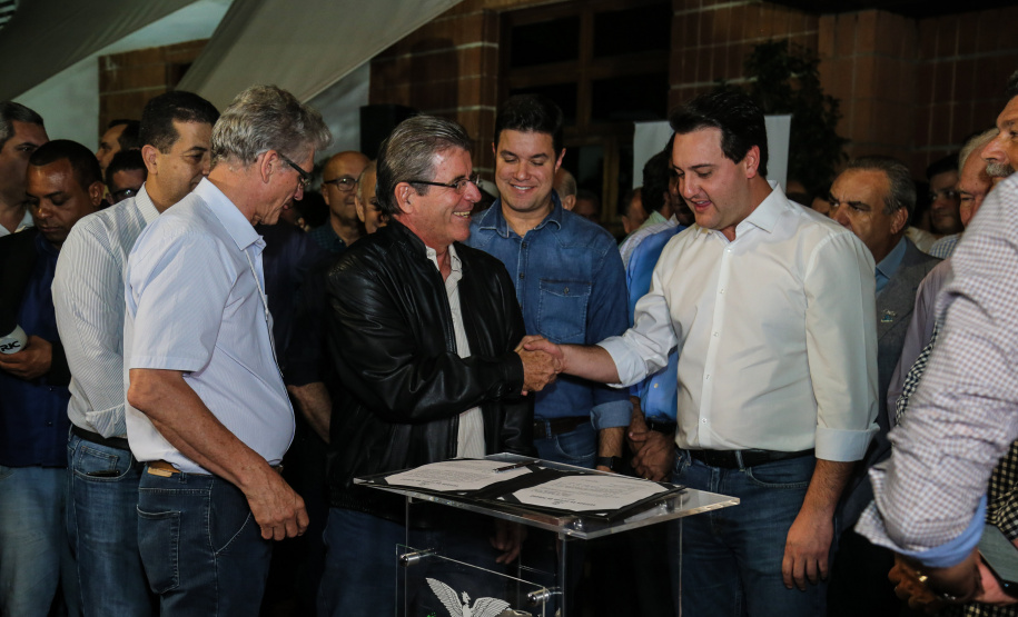 O governador Carlos Massa Ratinho Junior assina ato que instala o Governo na Expolondrina nesta quarta-feira (10). Londrina, 10/04/2019 - Foto: Geraldo Bubniak/ANPr