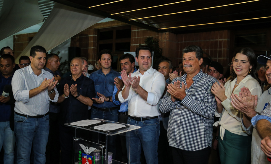 O governador Carlos Massa Ratinho Junior assina ato que instala o Governo na Expolondrina nesta quarta-feira (10). Londrina, 10/04/2019 - Foto: Geraldo Bubniak/ANPr