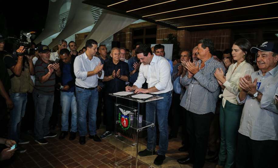 O governador Carlos Massa Ratinho Junior assina ato que instala o Governo na Expolondrina nesta quarta-feira (10). Londrina, 10/04/2019 - Foto: Geraldo Bubniak/ANPr