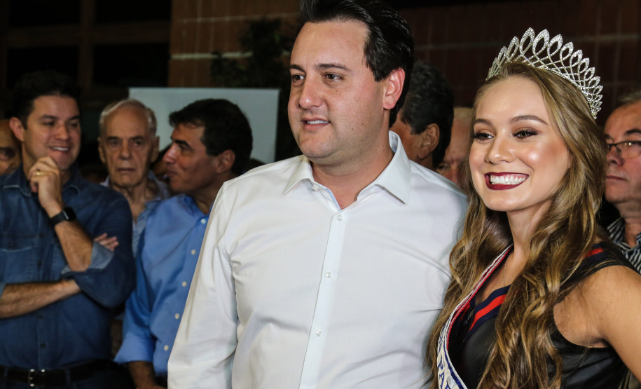 O governador Carlos Massa Ratinho Junior assina ato que instala o Governo na Expolondrina nesta quarta-feira (10). Londrina, 10/04/2019 - Foto: Geraldo Bubniak/ANPr