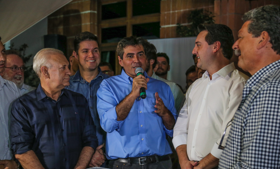 O governador Carlos Massa Ratinho Junior assina ato que instala o Governo na Expolondrina nesta quarta-feira (10). Londrina, 10/04/2019 - Foto: Geraldo Bubniak/ANPr