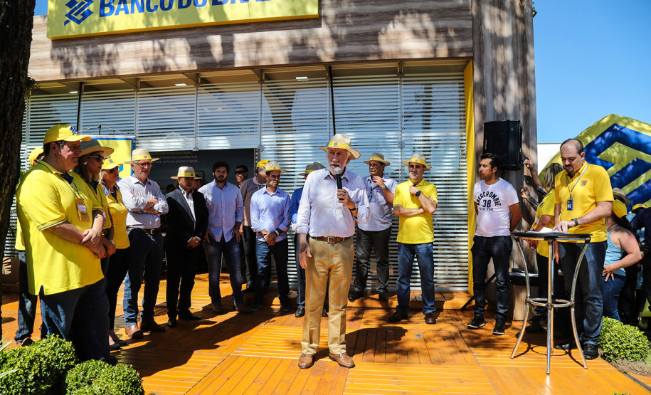 O vice governador Darci Piana faz a entrega de tratores para agricultores familiares. Os equipamentos são do programa Trator Solidário, na Expolondrina nesta quinta-feira (11). Londrina, 11/04/2019 - Foto: Geraldo Bubniak/ANPr