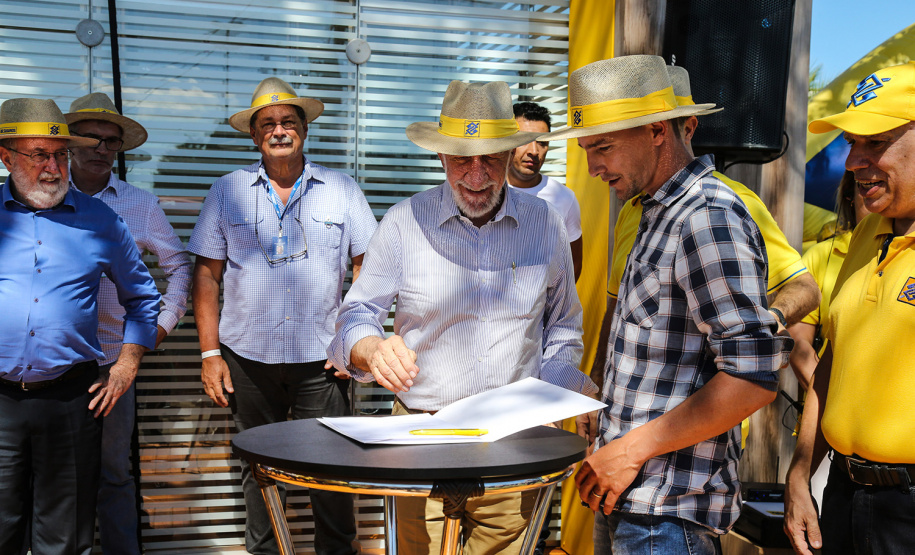 O vice governador Darci Piana faz a entrega de tratores para agricultores familiares. Os equipamentos são do programa Trator Solidário, na Expolondrina nesta quinta-feira (11). Londrina, 11/04/2019 - Foto: Geraldo Bubniak/ANPr