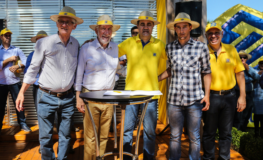 O vice governador Darci Piana faz a entrega de tratores para agricultores familiares. Os equipamentos são do programa Trator Solidário, na Expolondrina nesta quinta-feira (11). Londrina, 11/04/2019 - Foto: Geraldo Bubniak/ANPr