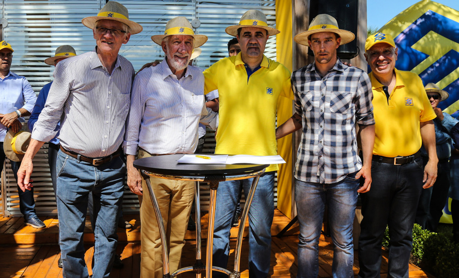 O vice governador Darci Piana faz a entrega de tratores para agricultores familiares. Os equipamentos são do programa Trator Solidário, na Expolondrina nesta quinta-feira (11). Londrina, 11/04/2019 - Foto: Geraldo Bubniak/ANPr