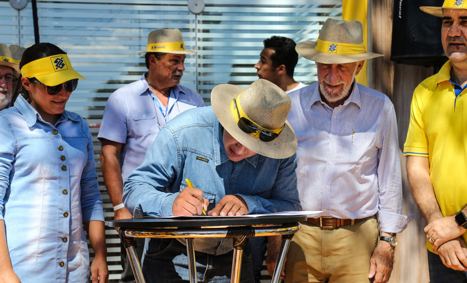 O vice governador Darci Piana faz a entrega de tratores para agricultores familiares. Os equipamentos são do programa Trator Solidário, na Expolondrina nesta quinta-feira (11). Londrina, 11/04/2019 - Foto: Geraldo Bubniak/ANPr