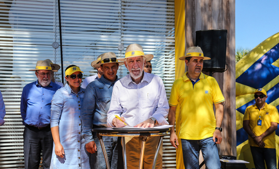 O vice governador Darci Piana faz a entrega de tratores para agricultores familiares. Os equipamentos são do programa Trator Solidário, na Expolondrina nesta quinta-feira (11). Londrina, 11/04/2019 - Foto: Geraldo Bubniak/ANPr