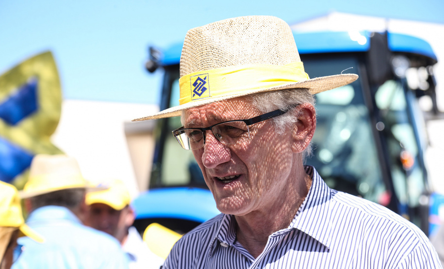 O vice governador Darci Piana faz a entrega de tratores para agricultores familiares. Os equipamentos são do programa Trator Solidário, na Expolondrina nesta quinta-feira (11). Londrina, 11/04/2019 - Foto: Geraldo Bubniak/ANPr