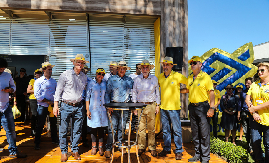 O vice governador Darci Piana faz a entrega de tratores para agricultores familiares. Os equipamentos são do programa Trator Solidário, na Expolondrina nesta quinta-feira (11). Londrina, 11/04/2019 - Foto: Geraldo Bubniak/ANPr