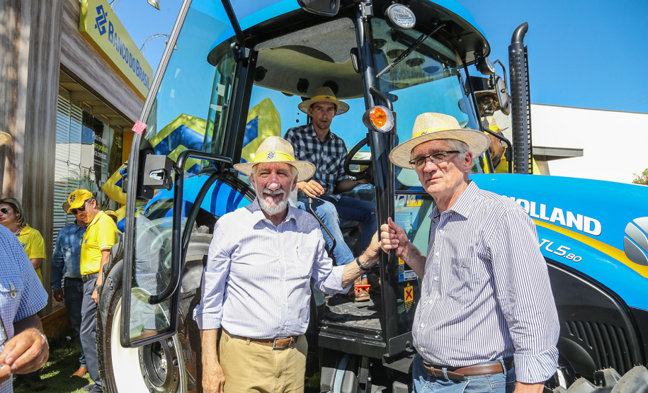 O vice governador Darci Piana faz a entrega de tratores para agricultores familiares. Os equipamentos são do programa Trator Solidário, na Expolondrina nesta quinta-feira (11). Londrina, 11/04/2019 - Foto: Geraldo Bubniak/ANPr