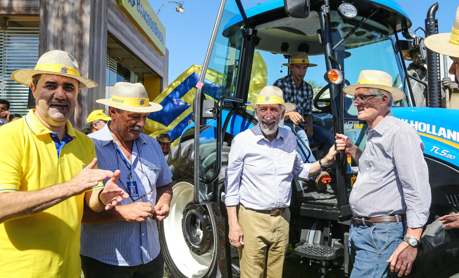 O vice governador Darci Piana faz a entrega de tratores para agricultores familiares. Os equipamentos são do programa Trator Solidário, na Expolondrina nesta quinta-feira (11). Londrina, 11/04/2019 - Foto: Geraldo Bubniak/ANPr
