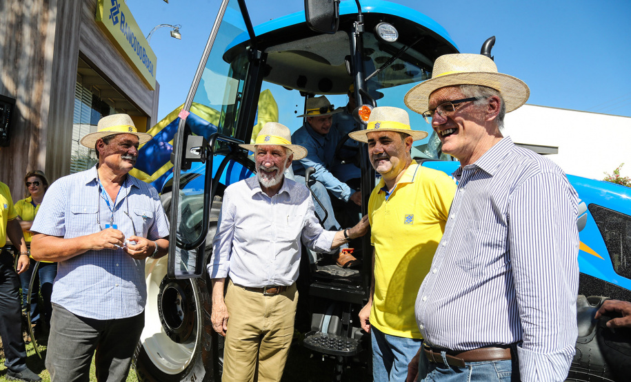 O vice governador Darci Piana faz a entrega de tratores para agricultores familiares. Os equipamentos são do programa Trator Solidário, na Expolondrina nesta quinta-feira (11). Londrina, 11/04/2019 - Foto: Geraldo Bubniak/ANPr