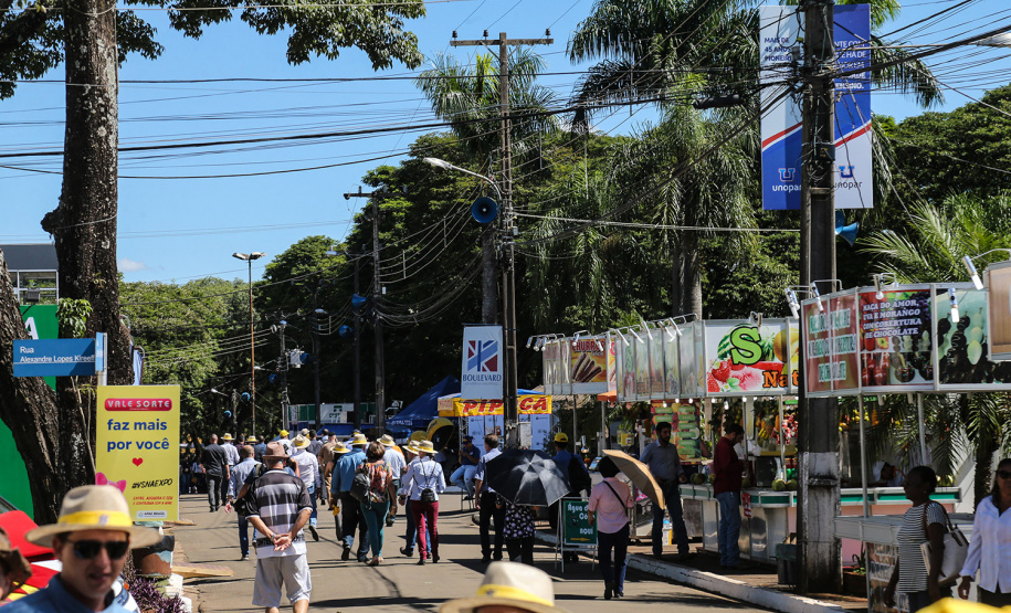 O vice governador Darci Piana faz a entrega de tratores para agricultores familiares. Os equipamentos são do programa Trator Solidário, na Expolondrina nesta quinta-feira (11). Londrina, 11/04/2019 - Foto: Geraldo Bubniak/ANPr