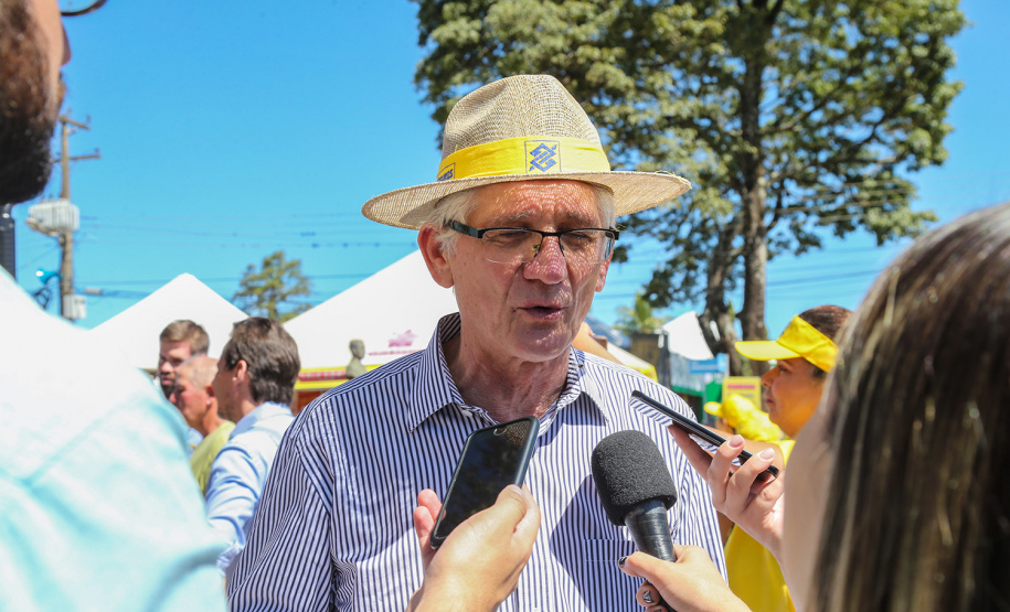 O vice governador Darci Piana faz a entrega de tratores para agricultores familiares. Os equipamentos são do programa Trator Solidário, na Expolondrina nesta quinta-feira (11). Londrina, 11/04/2019 - Foto: Geraldo Bubniak/ANPr