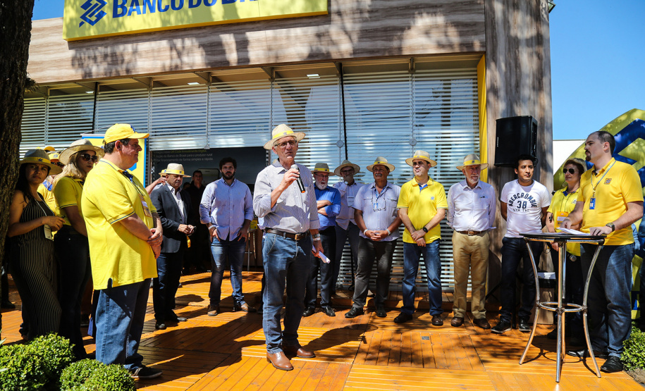 O vice governador Darci Piana faz a entrega de tratores para agricultores familiares. Os equipamentos são do programa Trator Solidário, na Expolondrina nesta quinta-feira (11). Londrina, 11/04/2019 - Foto: Geraldo Bubniak/ANPr