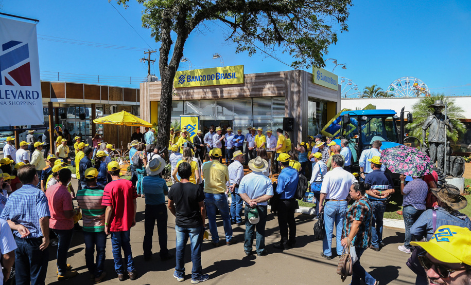 O vice governador Darci Piana faz a entrega de tratores para agricultores familiares. Os equipamentos são do programa Trator Solidário, na Expolondrina nesta quinta-feira (11). Londrina, 11/04/2019 - Foto: Geraldo Bubniak/ANPr