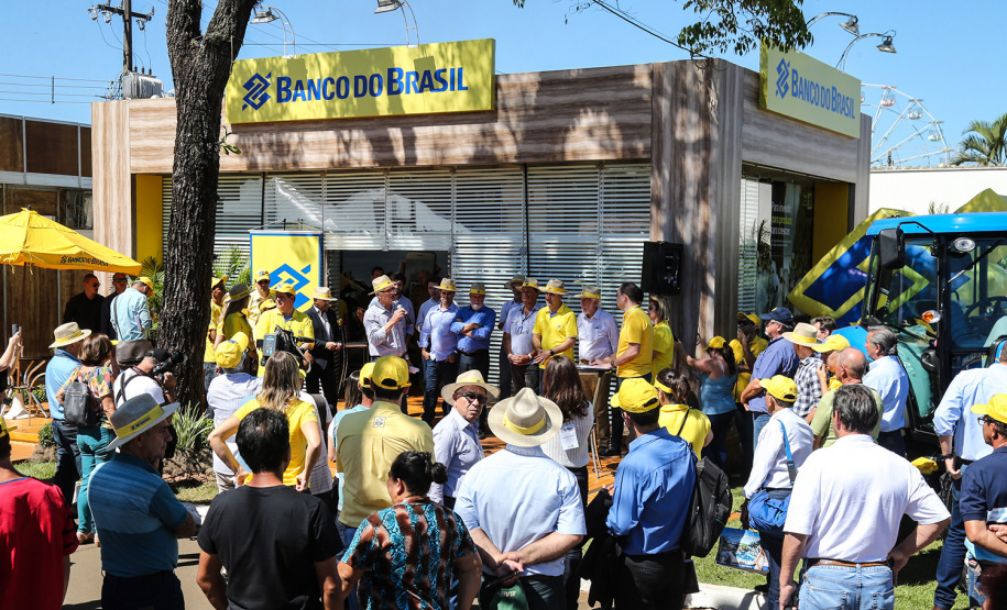 O vice governador Darci Piana faz a entrega de tratores para agricultores familiares. Os equipamentos são do programa Trator Solidário, na Expolondrina nesta quinta-feira (11). Londrina, 11/04/2019 - Foto: Geraldo Bubniak/ANPr
