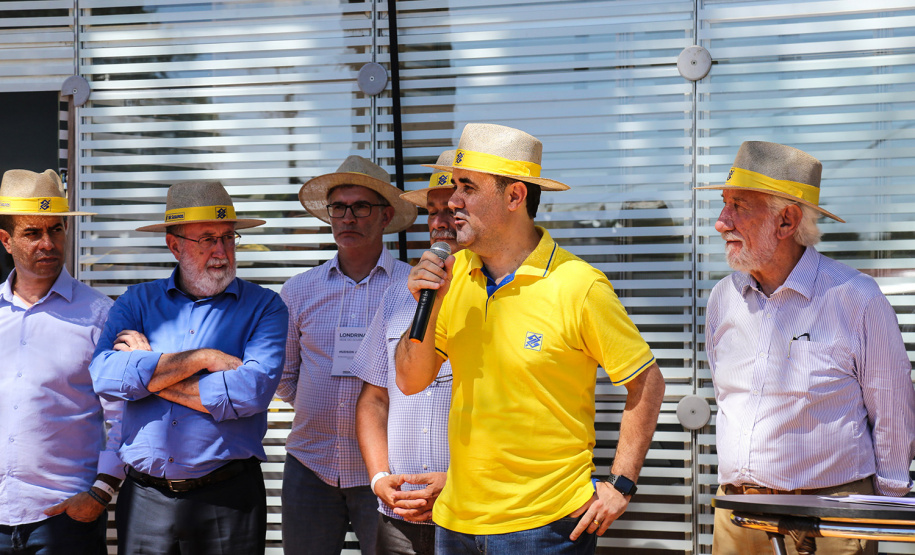 O vice governador Darci Piana faz a entrega de tratores para agricultores familiares. Os equipamentos são do programa Trator Solidário, na Expolondrina nesta quinta-feira (11). Londrina, 11/04/2019 - Foto: Geraldo Bubniak/ANPr
