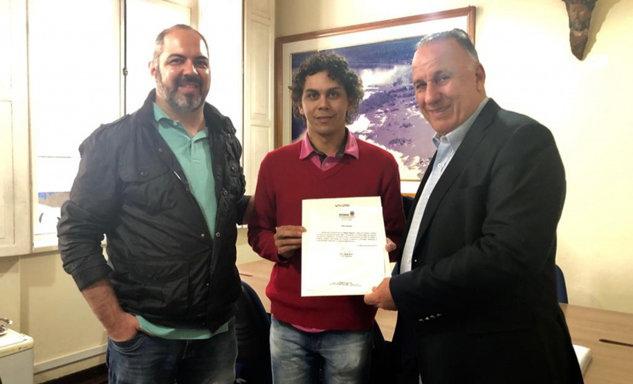 O município de Paula de Freitas, no Sul do Estado, concluiu o programa e foi certificado nesta quarta-feira (10), em Curitiba.
O certificado foi entregue pelo presidente da Paraná Turismo, Jacob Mehl, e o diretor técnico do órgão, Rafael Andreguetto, ao diretor de Turismo do município, Vagner Palamar. Foto:Divulgação/Paraná Turismo