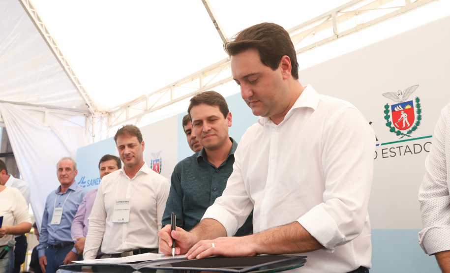 O governador Carlos Massa Ratinho Junior e o presidente da Sanepar, Cláudio Stábile, inauguraram nesta quinta-feira (11) um novo sistema de abastecimento de água em Londrina, capaz de atender quaisquer emergências ou inconstâncias na cidade. - Londrina, 11/04/2019 - Foto: Rodrigo Felix Leal/ANPr