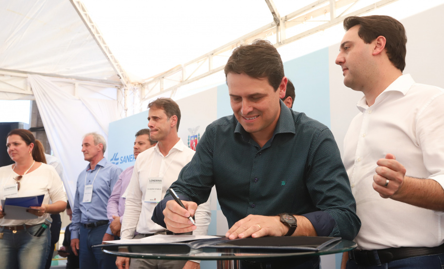 O governador Carlos Massa Ratinho Junior e o presidente da Sanepar, Cláudio Stábile, inauguraram nesta quinta-feira (11) um novo sistema de abastecimento de água em Londrina, capaz de atender quaisquer emergências ou inconstâncias na cidade. Londrina, 11/04/2019 - Foto: Rodrigo Felix Leal/ANPr