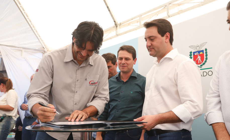 O governador Carlos Massa Ratinho Junior e o presidente da Sanepar, Cláudio Stábile, inauguraram nesta quinta-feira (11) um novo sistema de abastecimento de água em Londrina, capaz de atender quaisquer emergências ou inconstâncias na cidade. Londrina, 11/04/2019 - Foto: Rodrigo Felix Leal/ANPr