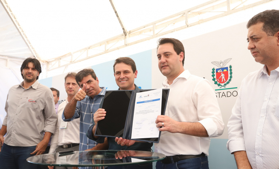 O governador Carlos Massa Ratinho Junior e o presidente da Sanepar, Cláudio Stábile, inauguraram nesta quinta-feira (11) um novo sistema de abastecimento de água em Londrina, capaz de atender quaisquer emergências ou inconstâncias na cidade. Londrina, 11/04/2019 - Foto: Rodrigo Felix Leal/ANPr