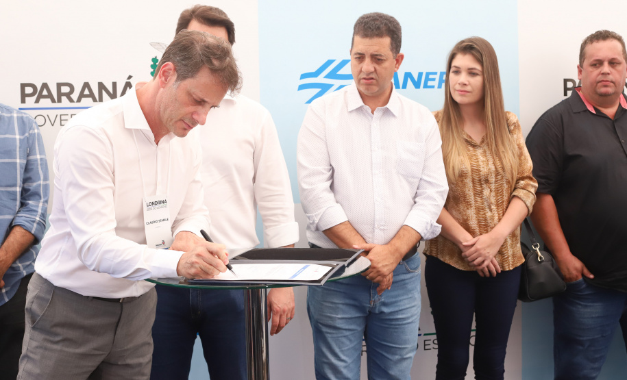 O governador Carlos Massa Ratinho Junior e o presidente da Sanepar, Cláudio Stábile, inauguraram nesta quinta-feira (11) um novo sistema de abastecimento de água em Londrina, capaz de atender quaisquer emergências ou inconstâncias na cidade. Londrina, 11/04/2019 - Foto: Rodrigo Felix Leal/ANPr