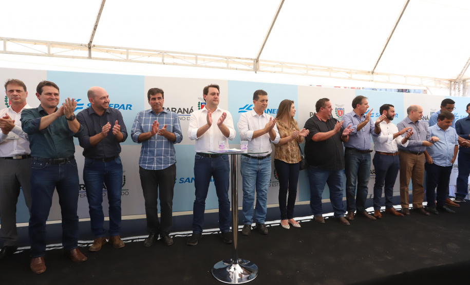 O governador Carlos Massa Ratinho Junior e o presidente da Sanepar, Cláudio Stábile, inauguraram nesta quinta-feira (11) um novo sistema de abastecimento de água em Londrina, capaz de atender quaisquer emergências ou inconstâncias na cidade. Londrina, 11/04/2019 - Foto: Rodrigo Felix Leal/ANPr