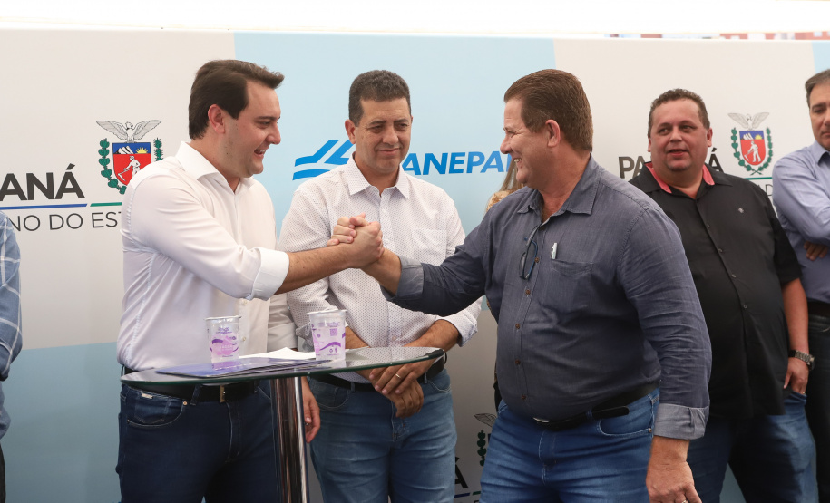 O governador Carlos Massa Ratinho Junior e o presidente da Sanepar, Cláudio Stábile, inauguraram nesta quinta-feira (11) um novo sistema de abastecimento de água em Londrina, capaz de atender quaisquer emergências ou inconstâncias na cidade. Londrina, 11/04/2019 - Foto: Rodrigo Felix Leal/ANPr