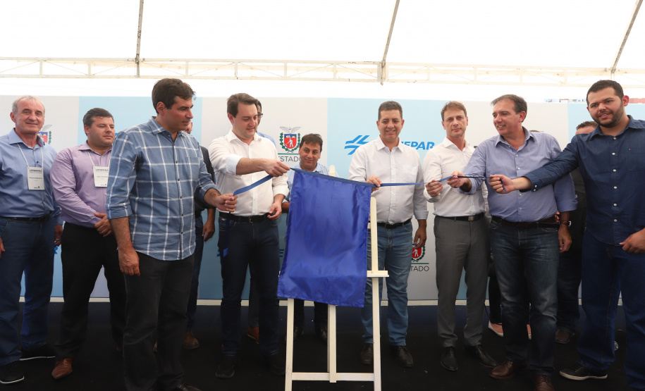 O governador Carlos Massa Ratinho Junior e o presidente da Sanepar, Cláudio Stábile, inauguraram nesta quinta-feira (11) um novo sistema de abastecimento de água em Londrina, capaz de atender quaisquer emergências ou inconstâncias na cidade. - Londrina, 11/04/2019 - Foto: Rodrigo Felix Leal/ANPr