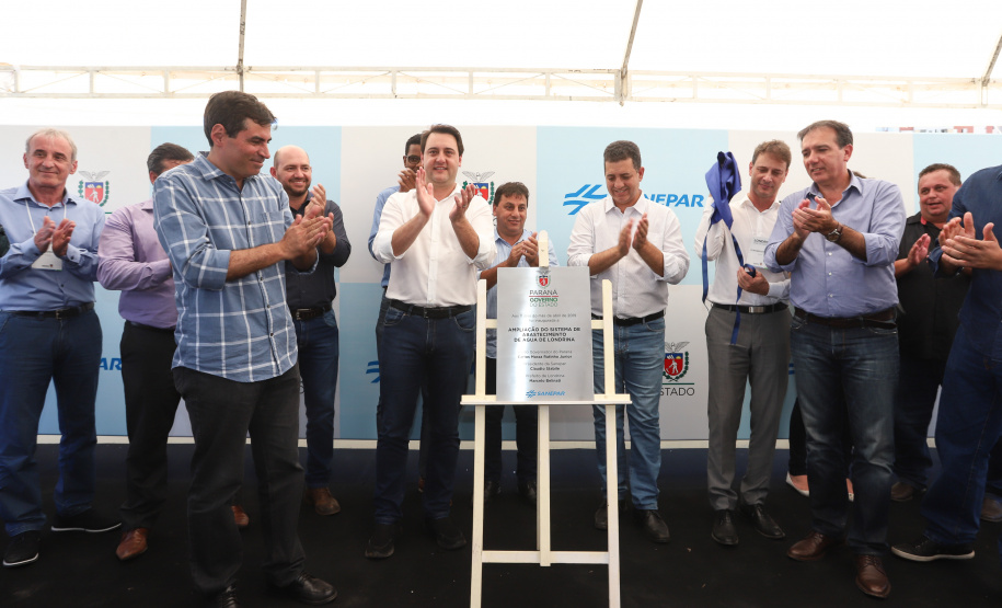 O governador Carlos Massa Ratinho Junior e o presidente da Sanepar, Cláudio Stábile, inauguraram nesta quinta-feira (11) um novo sistema de abastecimento de água em Londrina, capaz de atender quaisquer emergências ou inconstâncias na cidade. Londrina, 11/04/2019 - Foto: Rodrigo Felix Leal/ANPr