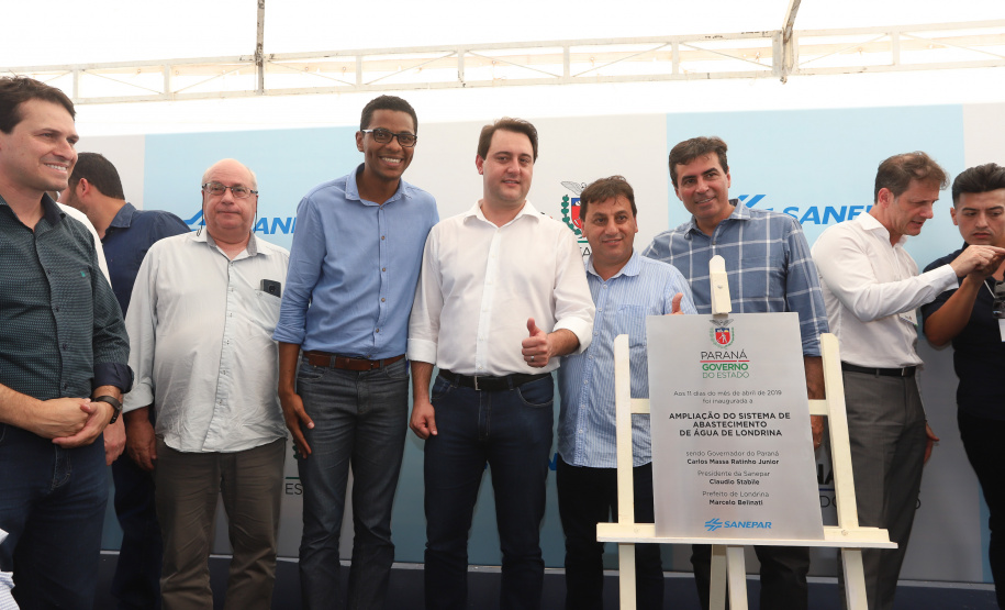 O governador Carlos Massa Ratinho Junior e o presidente da Sanepar, Cláudio Stábile, inauguraram nesta quinta-feira (11) um novo sistema de abastecimento de água em Londrina, capaz de atender quaisquer emergências ou inconstâncias na cidade. Londrina, 11/04/2019 - Foto: Rodrigo Felix Leal/ANPr
