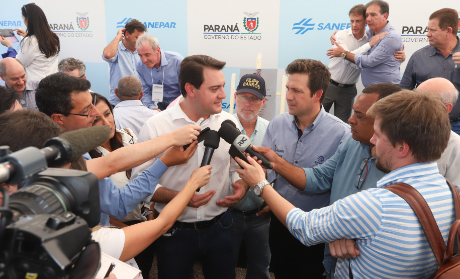 O governador Carlos Massa Ratinho Junior e o presidente da Sanepar, Cláudio Stábile, inauguraram nesta quinta-feira (11) um novo sistema de abastecimento de água em Londrina, capaz de atender quaisquer emergências ou inconstâncias na cidade. Londrina, 11/04/2019 - Foto: Rodrigo Felix Leal/ANPr