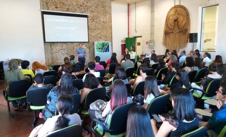 Representantes da comunidade pesqueira de Paranaguá e estudantes universitários participaram, nesta quinta-feira (11), do Seminário de Pesca promovido pelos Portos do Paraná. Com lotação completa no auditório do Museu de Arqueologia e Etnologia (MAE), o primeiro encontro para a devolutiva dos dados de quatro anos de monitoramento foi bastante produtivo. Foto: APPA