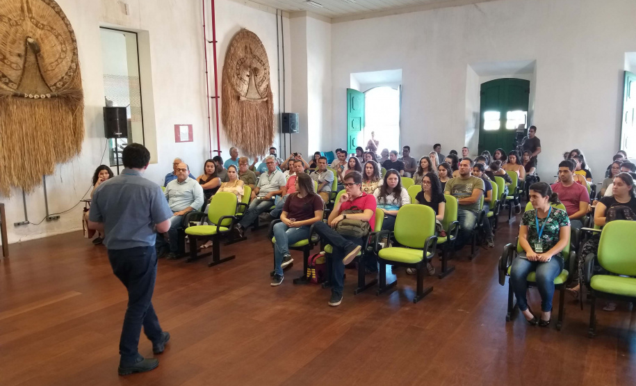 Representantes da comunidade pesqueira de Paranaguá e estudantes universitários participaram, nesta quinta-feira (11), do Seminário de Pesca promovido pelos Portos do Paraná. Com lotação completa no auditório do Museu de Arqueologia e Etnologia (MAE), o primeiro encontro para a devolutiva dos dados de quatro anos de monitoramento foi bastante produtivo. Foto: APPA