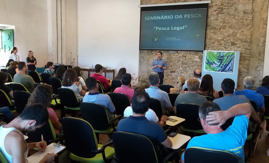 Representantes da comunidade pesqueira de Paranaguá e estudantes universitários participaram, nesta quinta-feira (11), do Seminário de Pesca promovido pelos Portos do Paraná. Com lotação completa no auditório do Museu de Arqueologia e Etnologia (MAE), o primeiro encontro para a devolutiva dos dados de quatro anos de monitoramento foi bastante produtivo. Foto: APPA