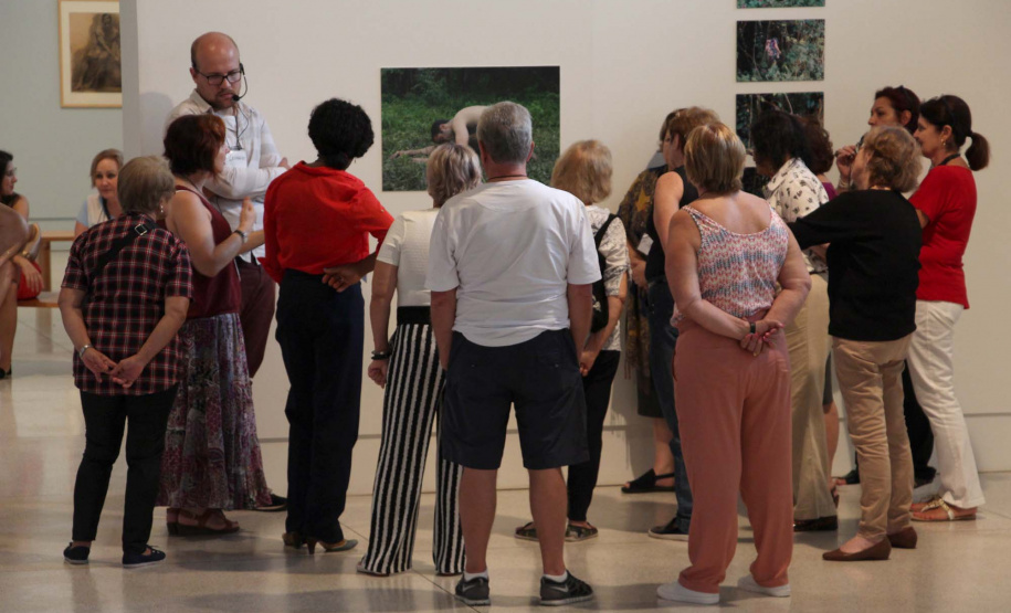 O “Arte para Maiores”, programa do Museu Oscar Niemeyer voltado especialmente para pessoas com mais de 60 anos, acontecerá nesta terça-feira (16), das 14h às 17h. Foto: Maita Franco/Divulgação - MON