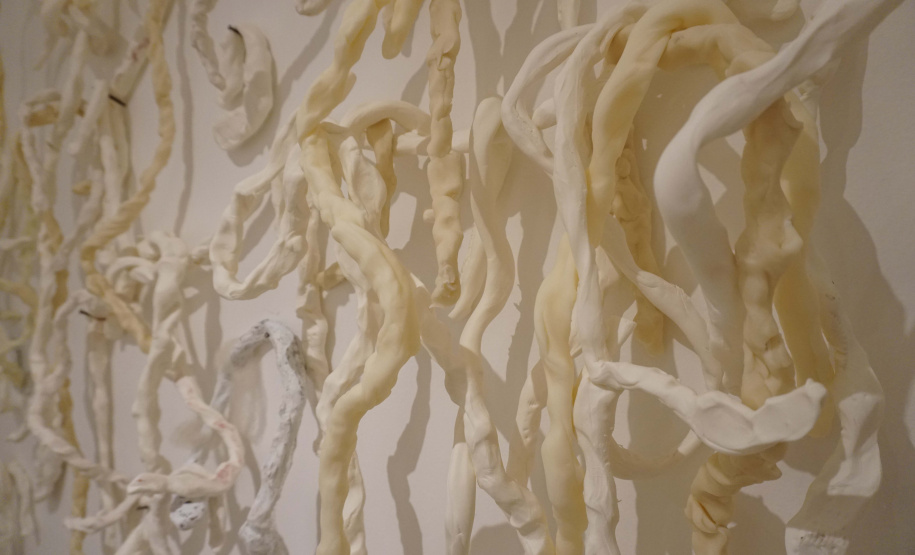 Para este encontro, a equipe do Educativo preparou uma mediação da exposição “Oferenda – Guita Soifer”. Após a visita, acontecerá também a oficina “Memória: Estar Suspenso”, que contará com uma roda de conversa e prática artística conduzida pela própria Guita Soifer. Foto: Divulgação-MON