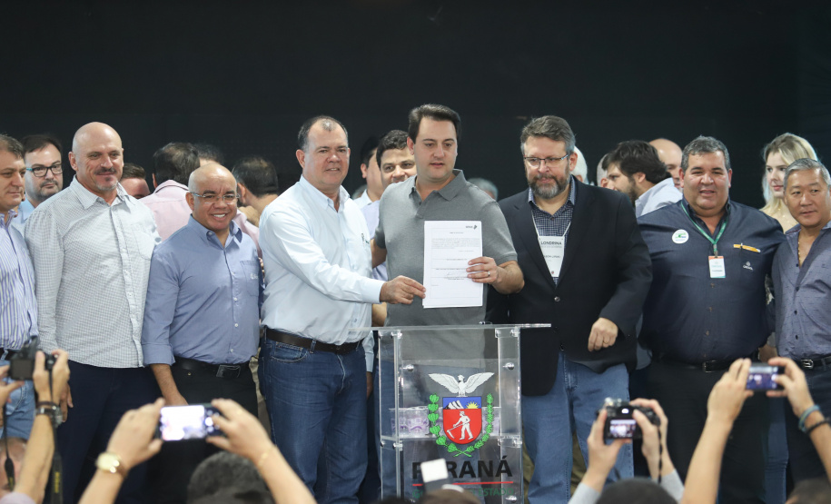 O governador Carlos Massa Ratinho Junior afirmou nesta sexta-feira (12), em encontro com prefeitos de cidades da região Norte, realizado na ExpoLondrina, que o programa de transferência da sede administrativa para cidades do interior fortalece a presença do governo junto à população e agiliza o encaminhamento das demandas regionais.  -  Londrina, 12/04/2019  -  Foto: Rodrigo Félix Leal/ANPr