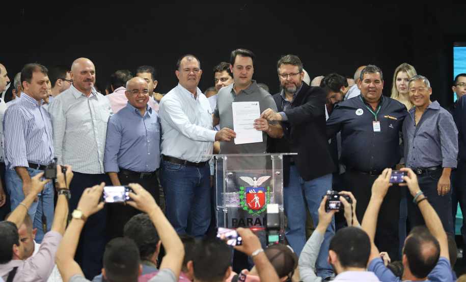 O governador Carlos Massa Ratinho Junior afirmou nesta sexta-feira (12), em encontro com prefeitos de cidades da região Norte, realizado na ExpoLondrina, que o programa de transferência da sede administrativa para cidades do interior fortalece a presença do governo junto à população e agiliza o encaminhamento das demandas regionais.  -  Londrina, 12/04/2019  -  Foto: Rodrigo Félix Leal/ANPr