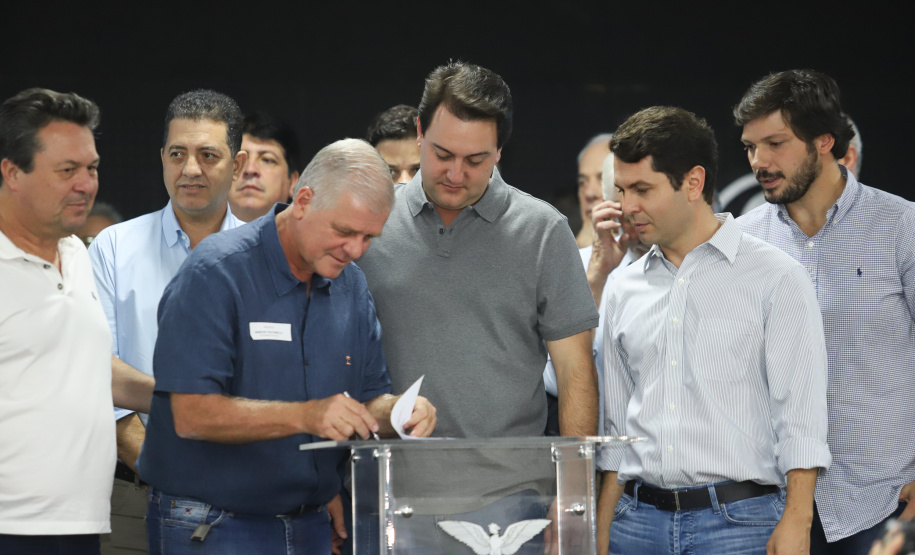 O governador Carlos Massa Ratinho Junior afirmou nesta sexta-feira (12), em encontro com prefeitos de cidades da região Norte, realizado na ExpoLondrina, que o programa de transferência da sede administrativa para cidades do interior fortalece a presença do governo junto à população e agiliza o encaminhamento das demandas regionais.  -  Londrina, 12/04/2019  -  Foto: Rodrigo Félix Leal/ANPr