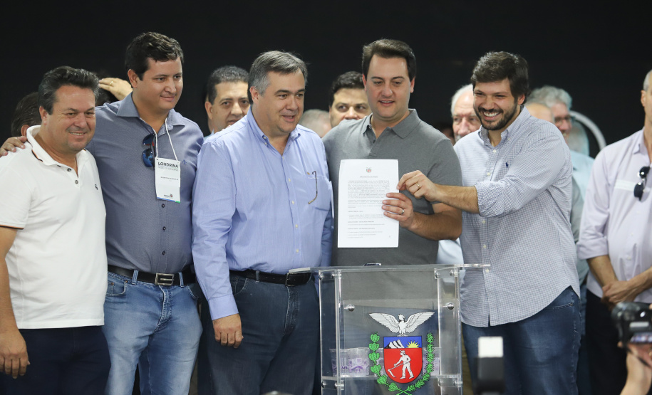 O governador Carlos Massa Ratinho Junior afirmou nesta sexta-feira (12), em encontro com prefeitos de cidades da região Norte, realizado na ExpoLondrina, que o programa de transferência da sede administrativa para cidades do interior fortalece a presença do governo junto à população e agiliza o encaminhamento das demandas regionais.  -  Londrina, 12/04/2019  -  Foto: Rodrigo Félix Leal/ANPr