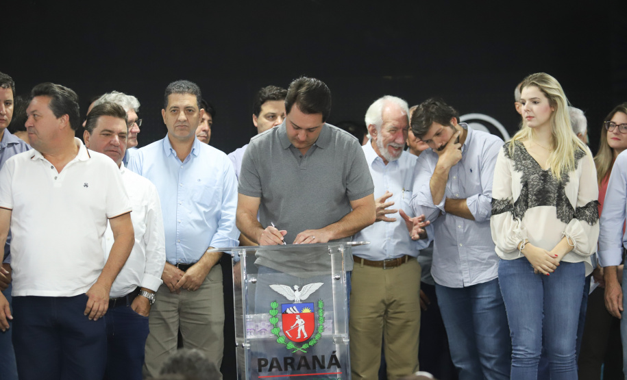 O governador Carlos Massa Ratinho Junior afirmou nesta sexta-feira (12), em encontro com prefeitos de cidades da região Norte, realizado na ExpoLondrina, que o programa de transferência da sede administrativa para cidades do interior fortalece a presença do governo junto à população e agiliza o encaminhamento das demandas regionais.  -  Londrina, 12/04/2019  -  Foto: Rodrigo Félix Leal/ANPr