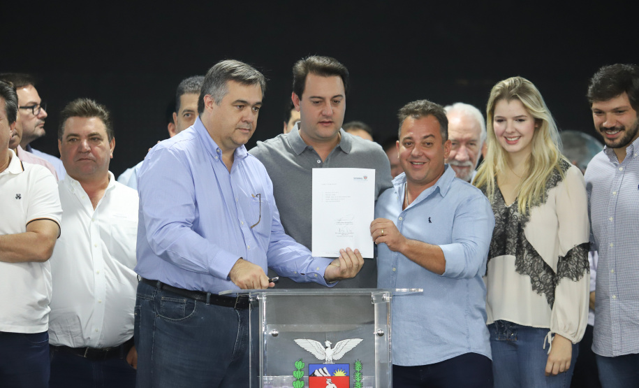 O governador Carlos Massa Ratinho Junior afirmou nesta sexta-feira (12), em encontro com prefeitos de cidades da região Norte, realizado na ExpoLondrina, que o programa de transferência da sede administrativa para cidades do interior fortalece a presença do governo junto à população e agiliza o encaminhamento das demandas regionais.  -  Londrina, 12/04/2019  -  Foto: Rodrigo Félix Leal/ANPr