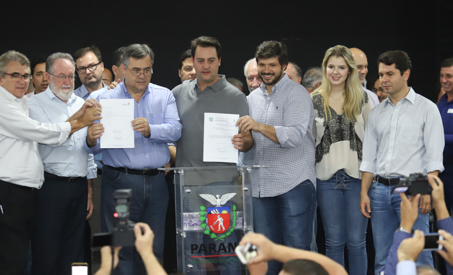 O governador Carlos Massa Ratinho Junior afirmou nesta sexta-feira (12), em encontro com prefeitos de cidades da região Norte, realizado na ExpoLondrina, que o programa de transferência da sede administrativa para cidades do interior fortalece a presença do governo junto à população e agiliza o encaminhamento das demandas regionais.  -  Londrina, 12/04/2019  -  Foto: Rodrigo Félix Leal/ANPr