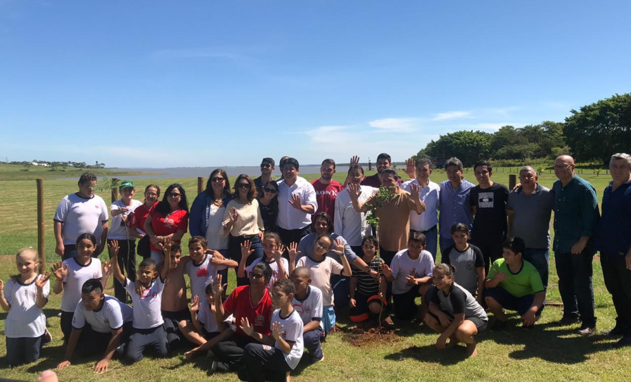 A Secretaria do Desenvolvimento Sustentável e Turismo promoveu nesta semana diversas ações em Londrina, Sertaneja e Centenário do Sul. Houve o plantio de árvores e soltura de peixes, além da Tenda da Sustentabilidade com exposição didática para as crianças e distribuição de materiais de educação ambiental. As ações fazem parte do Programa Educação Ambiental para Bacias Hidrográficas. - Londrina, 11/-4/2019 - Foto: Dênis Ferreira Netto/SEDEST