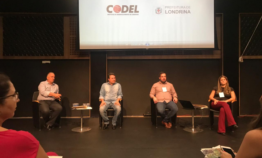 A Secretaria do Desenvolvimento Sustentável e Turismo promoveu nesta semana diversas ações em Londrina, Sertaneja e Centenário do Sul. Houve o plantio de árvores e soltura de peixes, além da Tenda da Sustentabilidade com exposição didática para as crianças e distribuição de materiais de educação ambiental. As ações fazem parte do Programa Educação Ambiental para Bacias Hidrográficas. - Londrina, 11/-4/2019 - Foto: Dênis Ferreira Netto/SEDEST